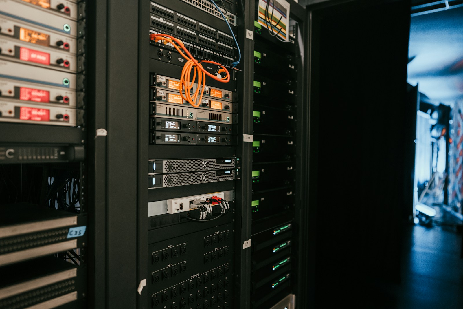 Monolith vs Microservices Architecture: Complete Guide (2026)